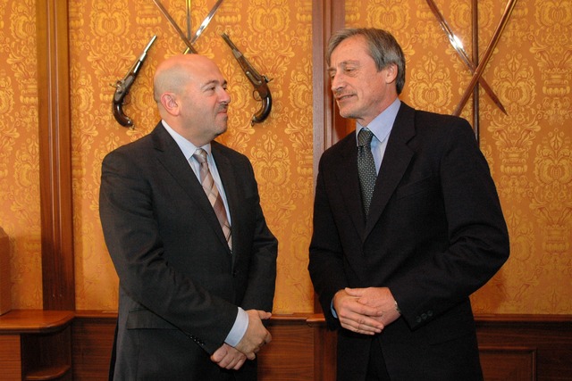 Ministr obrany Martin Stropnický a velvyslanec Státu Izrael Gary Koren před začátkem jednání