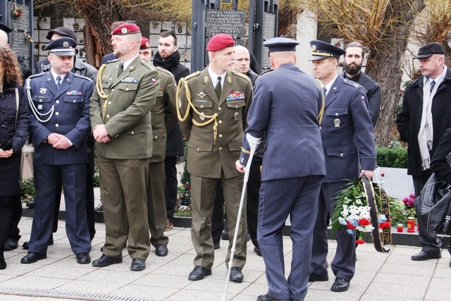  Náčelník Generálního štábu AČR před krematoriem