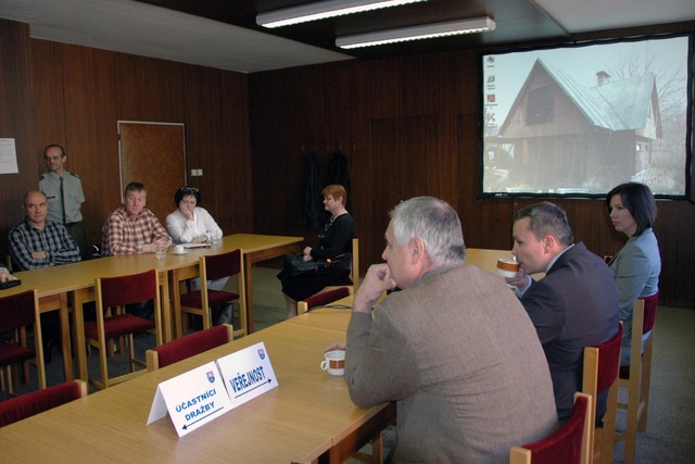 Dražily se pozemky s rekreační chatou v obci Struhařov u Mnichovic