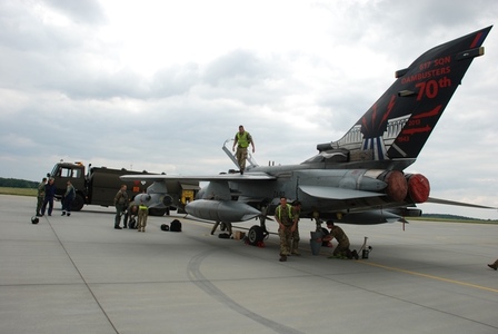 Vrtulníkáři na britském Tornadu cvičí, jak se postarat o cizí letoun