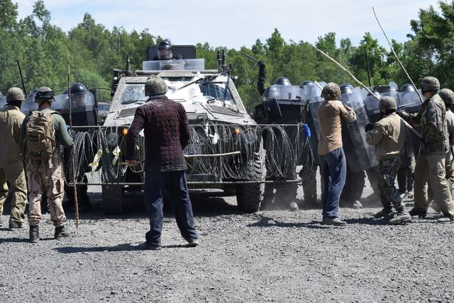 Účinnou zbraní bylo nasazení obrněného vozidla, které demonstranty dokázalo rozdělit