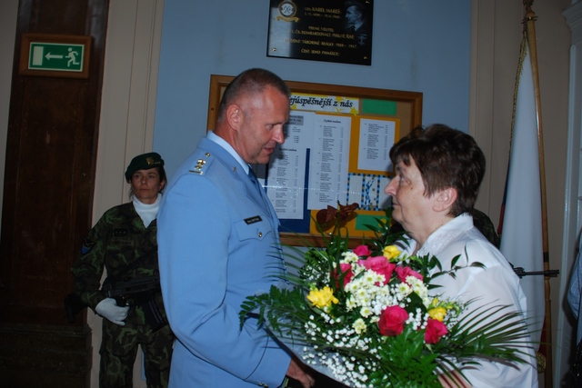 Náčelník štábu 22. základny vrtulníkového letectva plukovník Alois Matýska s paní Jungmanovou u odhalené pamětní desky 