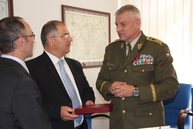 Generálporučík Malenínský v rozhovoru s Lajosem Kósou