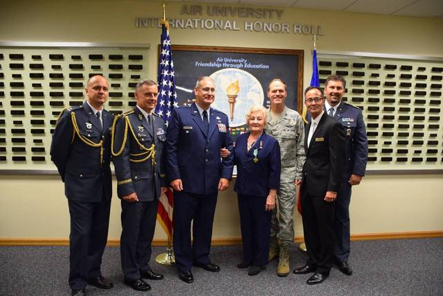 Účastníci slavnostní ceremonie předání Záslužného kříže ministra obrany
