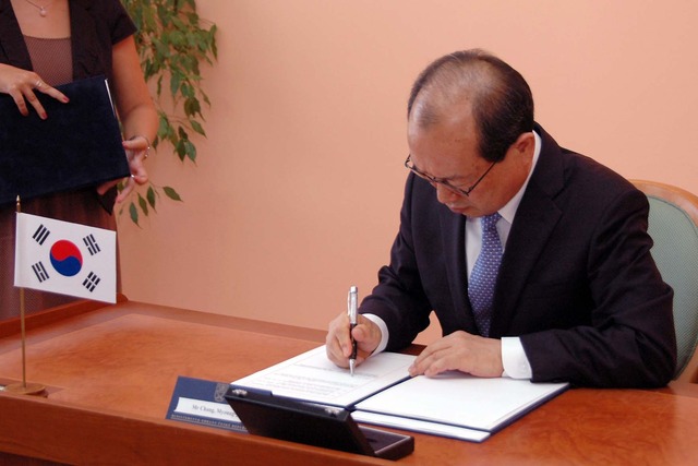 Ředitel Úřadu pro obranné akvizice Korejské republiky Myoung-jin Chang při podpisu memoranda