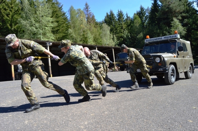 Soutěžící táhnou UAZ-469 na laně