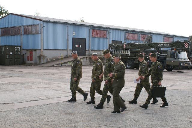 V Centru zabezpečení zahraničních operací a mimořádných stavů genpor. Bečváře přivítal brig. gen. Jaromír Zuna, ředitel Agentury logistiky, do jehož podřízenosti tento prvek náleží