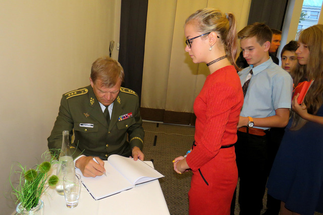 Po besedě následovala autogramiáda