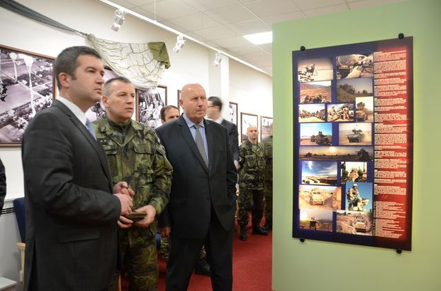 Zleva předseda Poslanecké sněmovny Parlamentu ČR Jan Hamáček, velitel 4. brigády plukovník Miroslav Hlaváč a hejtman Ústeckého kraje Oldřich Bubeníček v historickém muzeu 4. brigády