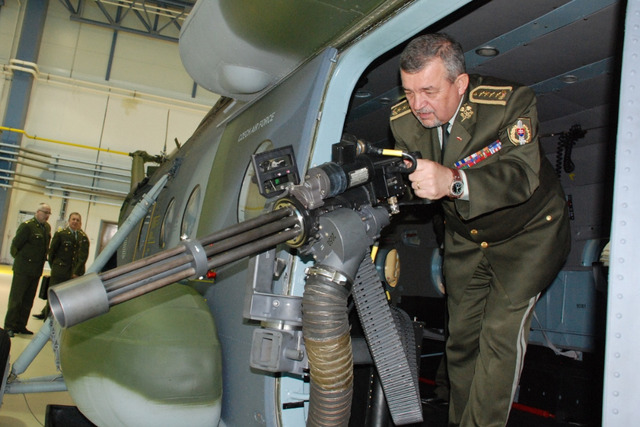  Generála Milana Maxima zaujala při prohlídce letecké techniky zejména výzbroj vrtulníku Mi-171š