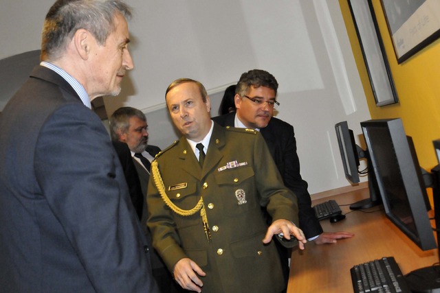 Poté hosty, mezi nimiž byl také náměstek ministra obrany Tomáš Kuchta, provedl svým oddělením primář pplk. Josef Novotný