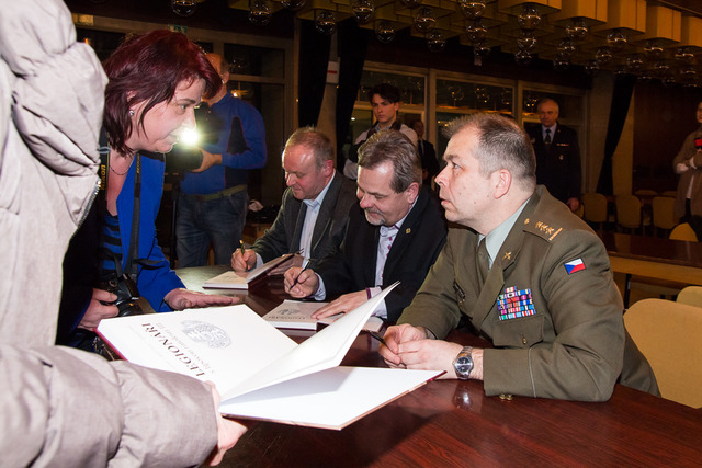 Autogramiáda autorů knihy - vedle plukovníka Eduarda Stehlíka se na tvorbě knihy podíleli i dva poslanci Parlamentu ČR  Karel Černý a Antonín Seďa