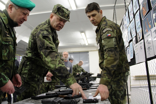 Generálporučíkovi Bečvářovi byly představeny všechny zbraně, které jsou ve Štěpánově uloženy a které Armáda ČR má ve své výzbroji