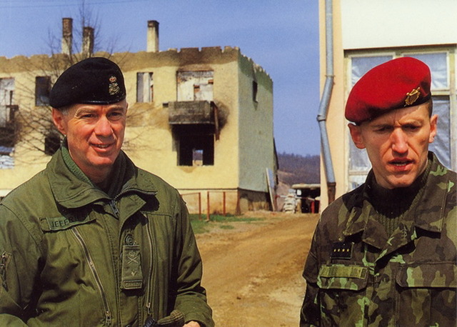 Velitel 2. kanadské mnohonárodní brigády brigádní generál Norman Bruce Jeffries spolu s velitelem 2. mechanizované roty kapitánem Petrem Millerem na české základně v obci Arapuša.