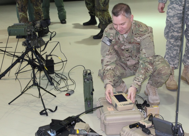  Plukovník William Holt si prohlíží vybavení předsunutých leteckých návodčích