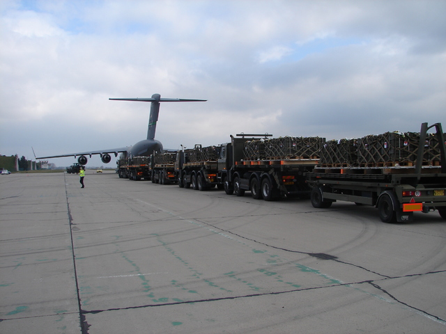 Přeprava vozidly k letounu