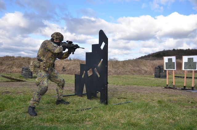 Vrchní praporčík brigády nadpraporčík Jiří Hýbl při střelbě zpoza překážky
