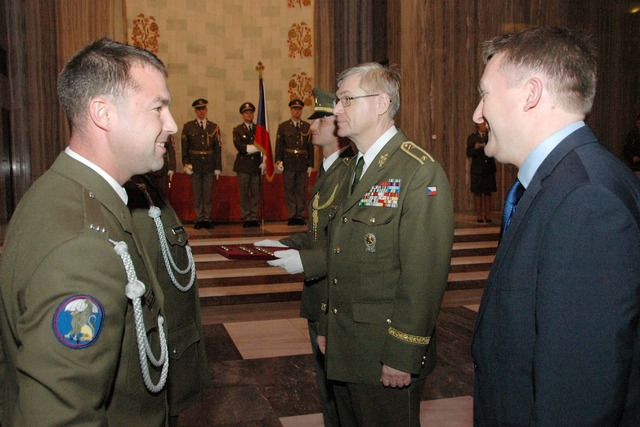 Do předávání ocenění se zapojili také zástupce ředitele sekce podpory MO brigádní generál Jaroslav Linhart a slovinský velvyslanec Leon Marc (zcela vpravo)
