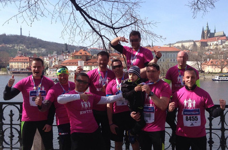 Vojáci speciálních sil na pražském půlmaratonu podpořili hendikepované