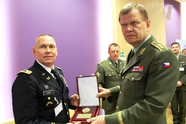  Podplukovník Rodney Lemay z amerického Obraného institutu mezinárodních právních studií (vlevo) obdržel od generálporučíka Josefa Bečváře plaketu náčelníka Generálního štábu AČR