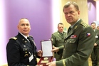  Podplukovník Rodney Lemay z amerického Obraného institutu mezinárodních právních studií (vlevo) obdržel od generálporučíka Josefa Bečváře plaketu náčelníka Generálního štábu AČR