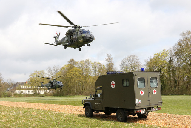  Česká sanitka čeká na přistání vrtulníku