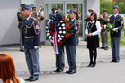 Věnece a květiny  v národních barvách položili u památníku gen. Peřiny také plk. Milan Virt, velitel Posádkového velitelství Praha, a Jitka Synková, starostka Prahy 17