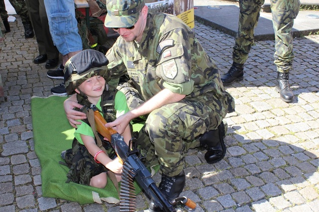 Děti se zajímají o stánek aktivní zálohy