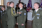  Zástupce NVP plukovník Pavel Chovančík předává vyznamenání