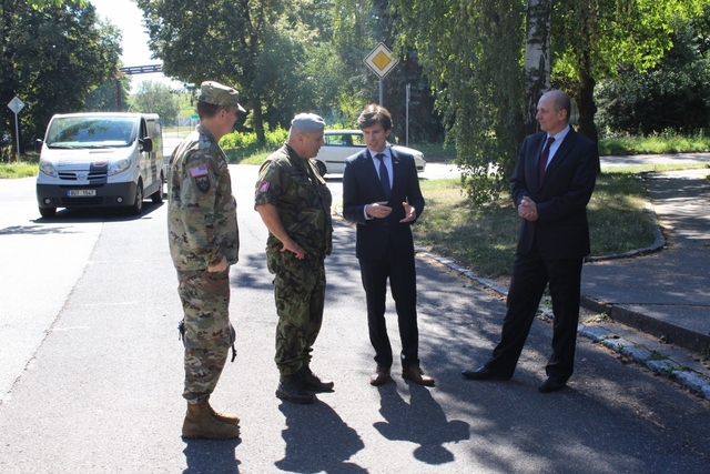 Zleva: Vojenský přidělenec pozemního vojska COL Burbank a velitel 14. plogp plk. Stanislav Hudeček s velvyslanci Schapirem a Gandalovičem