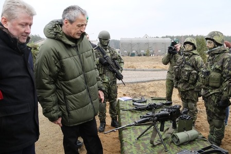 Ministr obrany porovnává výzbroj obou armád