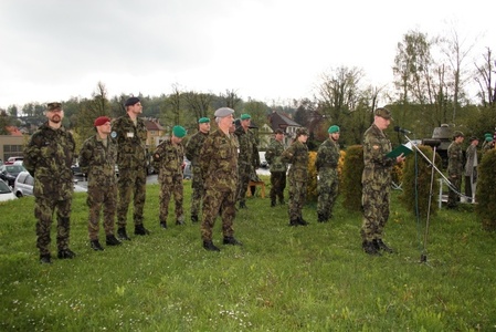 Náčelník štábu čte rozkaz Ministra obrany