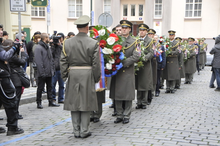 Připravená Čestná stráž s věnci v rukou