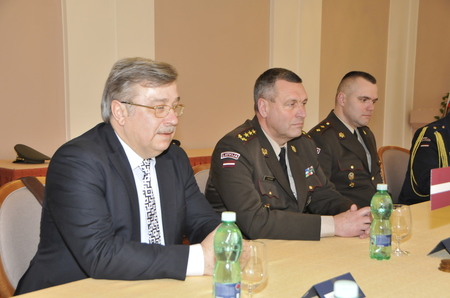 Lotyšská delegace na jednání s ministryní obrany Karlou Šlechtovou. Diskutovali o spolupráci v oblasti obrany