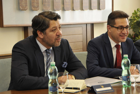 Náměstek ministra zahraničních věcí Afghánistánu Hekmat Khalil Karzai (vlevo)