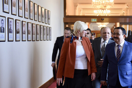Ministryně obrany Karla Šlechtová představovala iráckému ministru obrany její předchůdce, jejich fotografie zdobí chodbu k salonkům