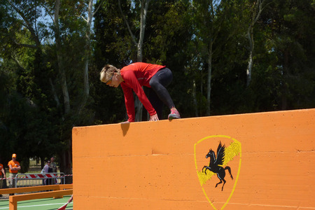 Rtn. Helena Holečková na PD, na překážce logo „Italian Army Cavalry School“ 
