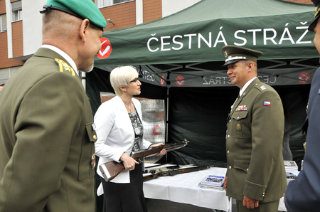  Čestná stráž ministryni obrany prezentovala i ruční zbraně