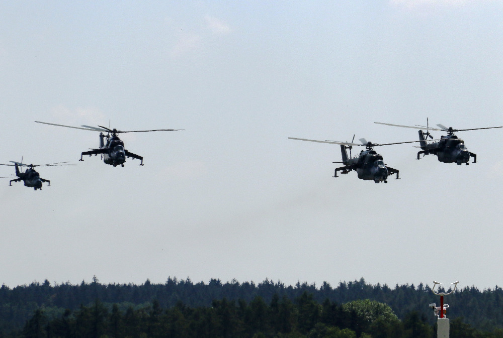 Průlet vrtulníkového roje