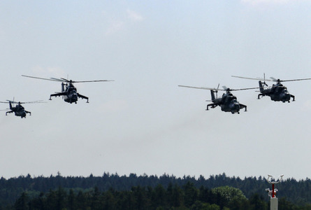 Průlet vrtulníkového roje