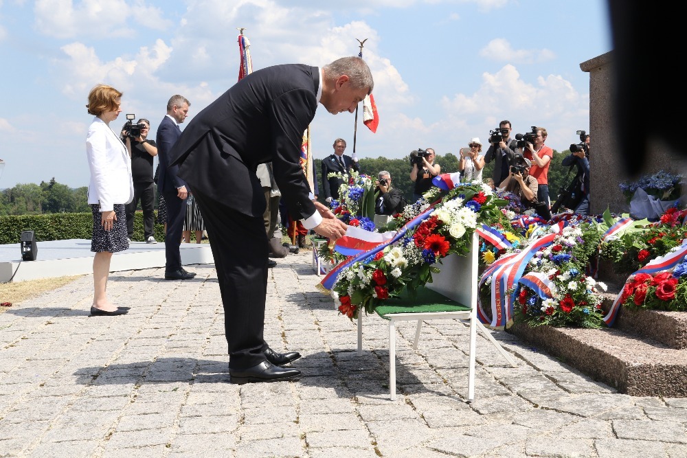 Premiér Babiš urovnává stuhy na českém věnci