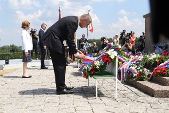 Premiér Babiš urovnává stuhy na českém věnci