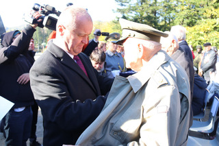 Ministr obrany SR Peter Gajdoš dekoruje českého válečného veterána, brigádního generála v.v. Miroslava Masopusta