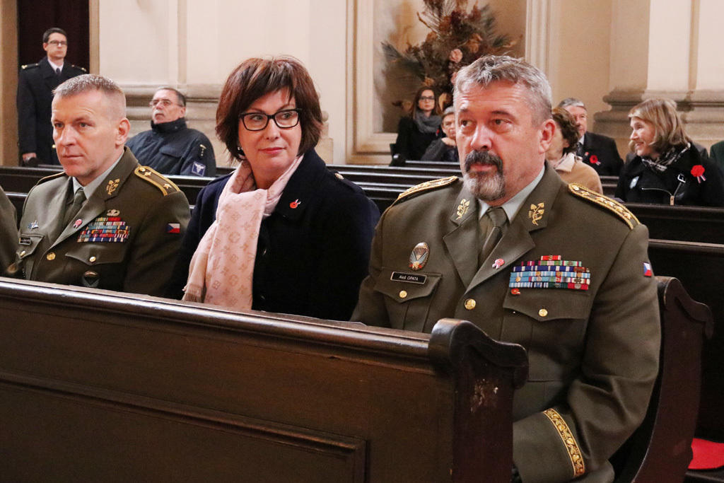  Do lavic v kostele sv. Jana Nepomuckého v Praze usedl brigádní generál Miroslav Hlaváč, náměstkyně ministra obrany Alena Netolická a náčelník Generálního štábu AČR armádní generál Aleš Opata (zleva)