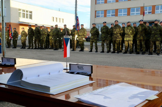 Strakoničtí vojáci při nástupu a před podepsáním smlouvy na nové raketové komplety RBS-70NG