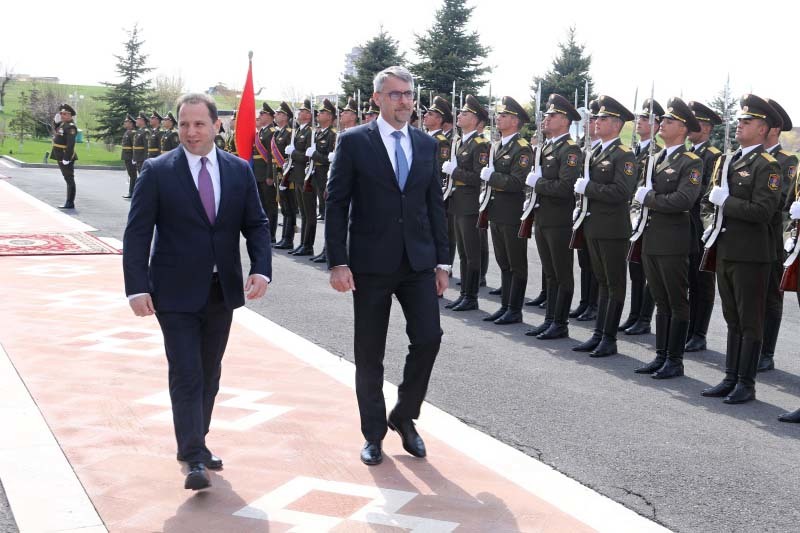 Slavnostní přehlídka před ministerstvem obrany v Jerevanu 