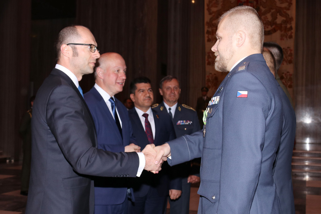 Medaile Za službu v zahraničí dnes na Vítkově převzalo 81 vojáků, kteří se vrátili z Afghánistánu a Iráku