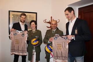 Ilustrační obrázek ke článkuMaskáčové dresy extraligových sportovců putovaly za vojáky do Afghánistánu