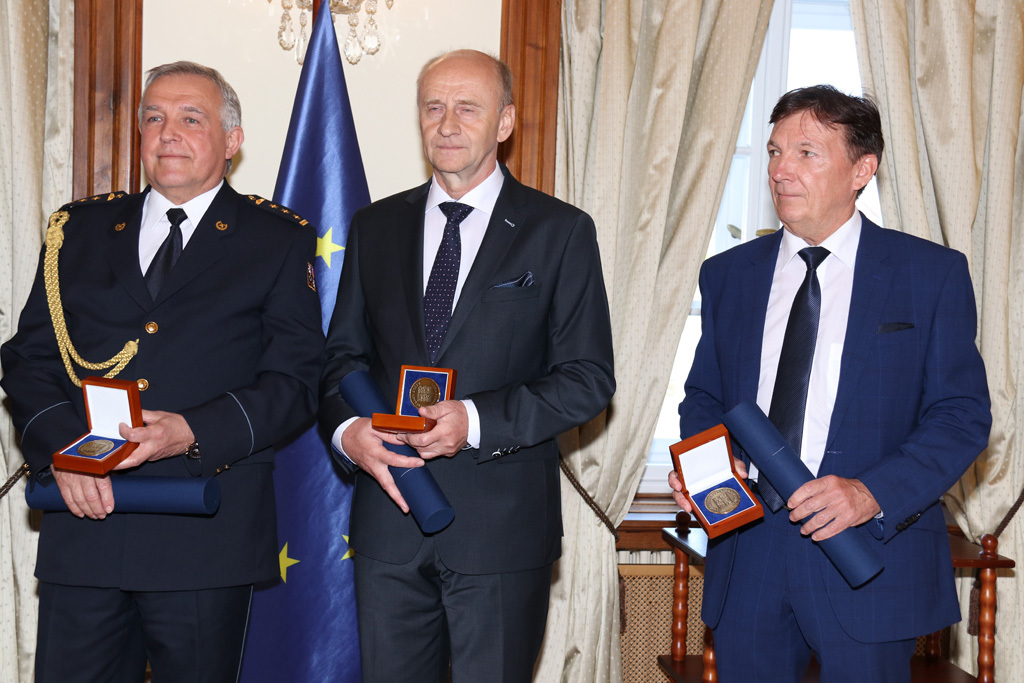 Všichni ocenění: plukovník Rostislav Richter za Institut ochrany obyvatelstva, Jan Vykoukal a ředitel sekretariátu Bezpečnostní rady státu Jiří Winkler, který převzal diplom a plaketu za Antonína Seďu, který významnou měrou přispěl k civilní a demokratické kontrole ozbrojených sil, tvorbě legislativy v oblasti obrany a bezpečnosti a k přípravě Bezpečnostní strategie ČR. (zleva)