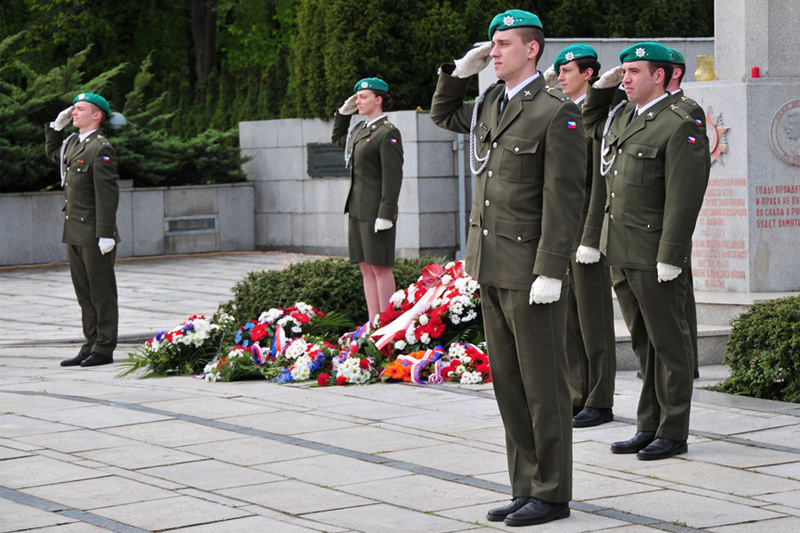 Studenti UO tvoří čestnou stráž